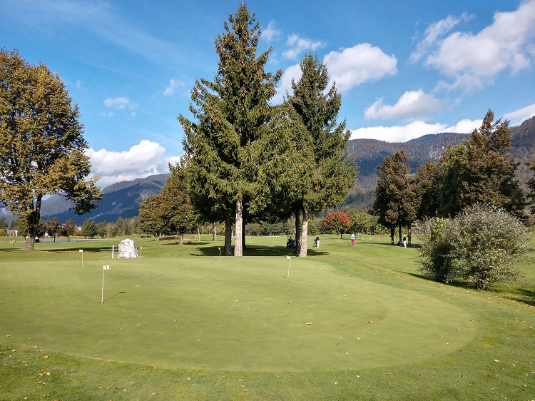 SonoitaliaInfo's tweet photo. #Friaul: Aktivurlaub im #Dreiländereck rund um #Tarvis bedeutet nicht einfach Sport im Freien, sondern auch #Golf ohne Grenzen, wie im #Golfclub „Golf senza confini Tarvisio“.👉https://t.co/cvkwYV4HHt @FVGlive @CiaoNico https://t.co/WF5tkEVzqE