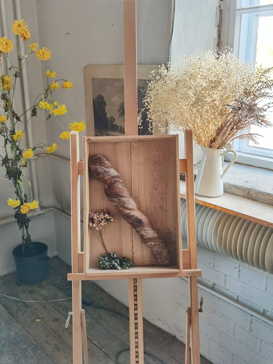 VJ_viestijukka's tweet photo. Pöllömpi ei tämä artesaanileivän kehystävä taidenäyttely eleipomossa ollut. Teemana muotoilu ja henkisyyden rooli: Tunne ja intuitio ovat tärkeitä, mutta aliarvostettuja designin käyttövoimia. Tänään viimeinen päivä 👀 Lapinlahdessa, Venetsia-talossa. #HelsinkiDesignWeek #HDW22 https://t.co/gIwf6aDfFa