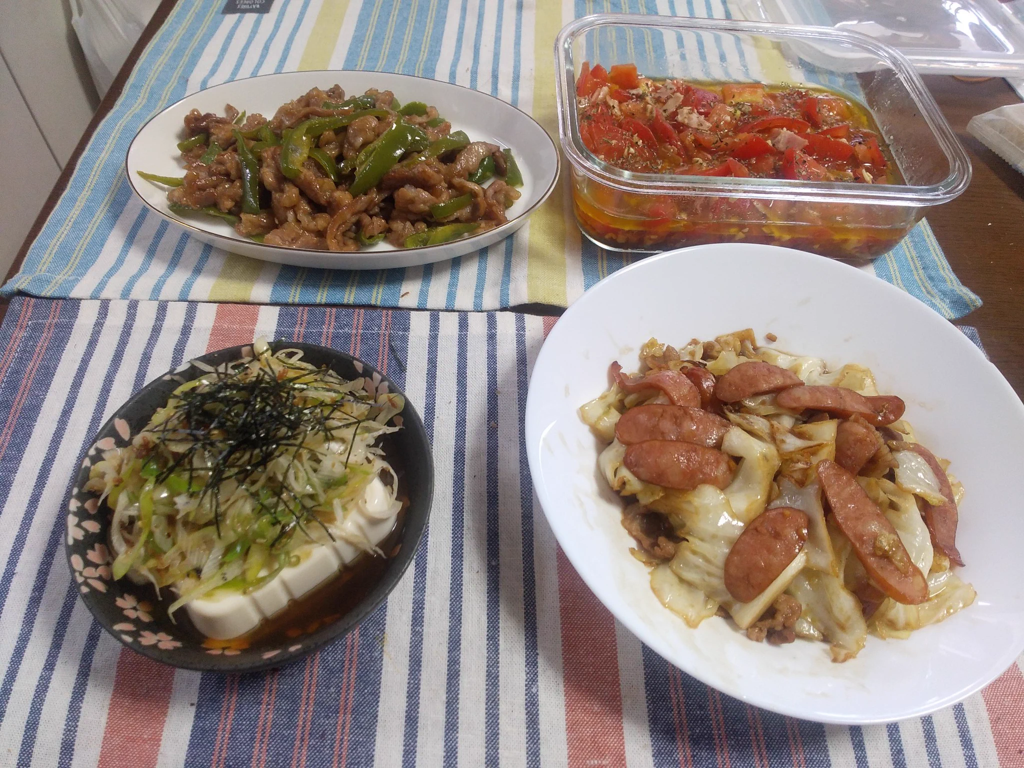 リュウジ@料理のおにいさんバズレシピより。
最高のネギだれに熱々のゴマ油をかけて食う究極の冷ややっこ🤩
ネギの香りとゴマ油の香りが重なりシラスの塩味と昆布茶の隠し味が絡まり
『究極の冷ややっこ』の名が相応しいと思いました。ദ്ദി˶ｰ̀֊ｰ́ )✧
その他もリュウジさんシリーズです(๑'ڡ'๑)୨  