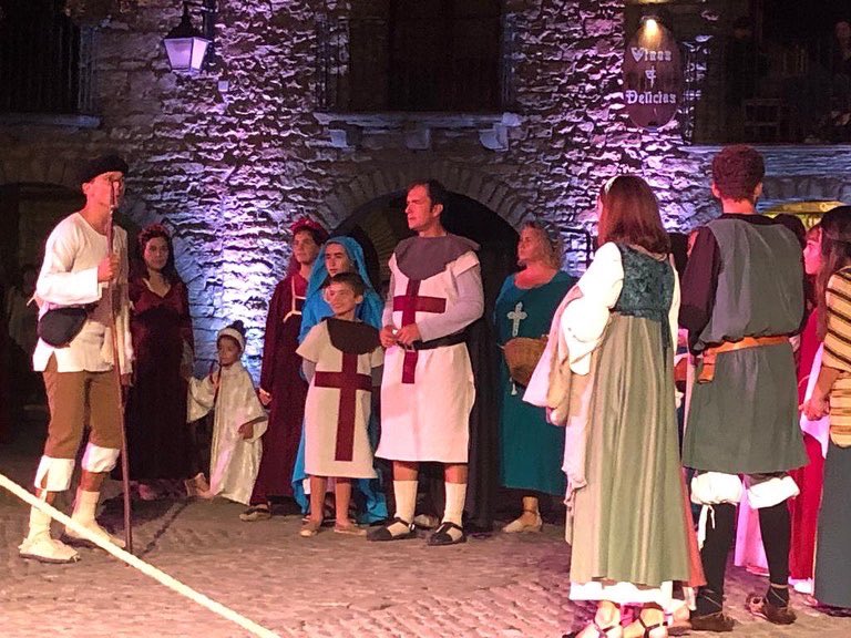 DPHuesca's tweet photo. La #Morisma 🏰 drama histórico
transmitido a lo largo de los siglos que relata la conquista de #Aínsa por los cristianos en el siglo VIll, regresó anoche a la villa después de 4 años sin celebrarse. Asistió el Presidente de la DPH, Miguel Gracia junto con diversas autoridades. https://t.co/DxWyTQyTrC