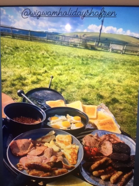 What a way to start a #sundaymorning while #glamping in #midwales ⁦@visitwales⁩ ⁦@visitpowys⁩ ⁦@jamesmartinchef⁩ ⁦@jamieoliver⁩ ⁦@CeginBryn⁩ ⁦@VisitCambMtns⁩ #firepits #breakfast #outdoors