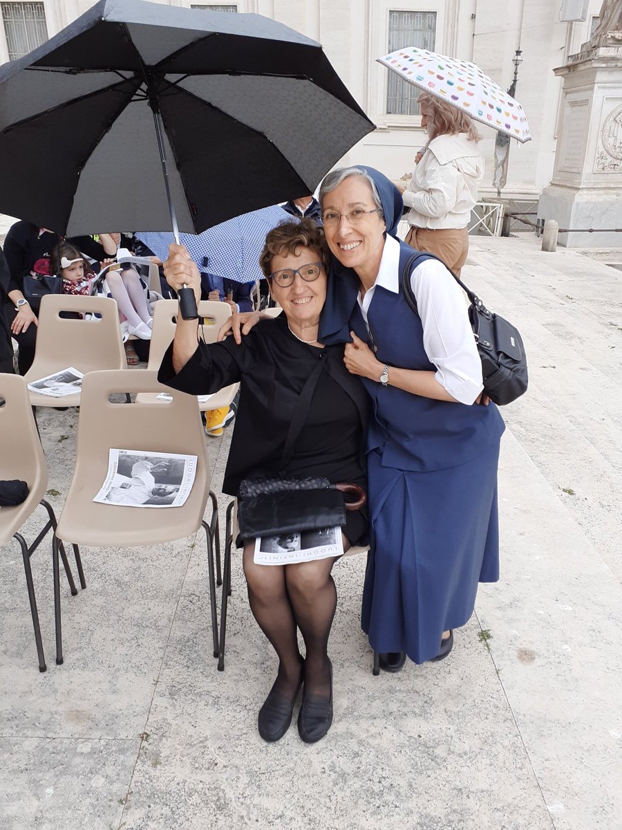 #MediaNuns #SmilingPope Waiting for the beatification of John Paul I to begin, with Amalia Luciani, daughter of his brother. We both had an intercession to read, which made us 'sister-readers', as she put it. She's as personable as he was!