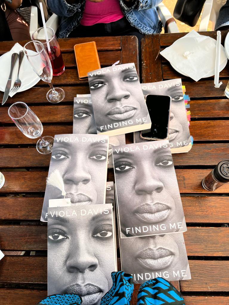 Zuri_BookClub's tweet photo. Thank you for joining us! 

@violadavis had us weeping in between the covers of “Finding Me”.

#ZuriBookClub #BookReviewSaturday #FindingMe https://t.co/DBLw3L8x2T