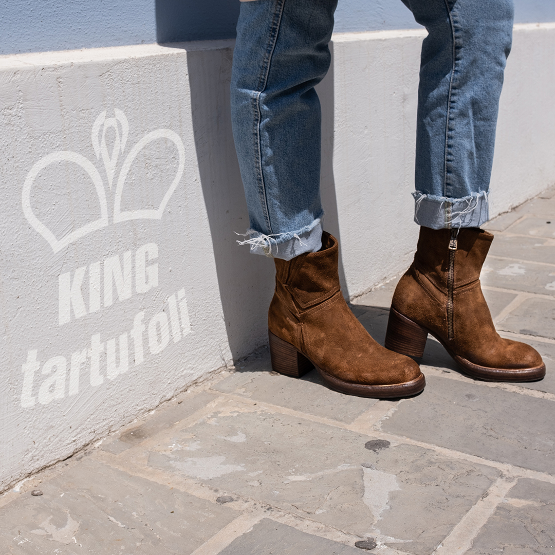 Kingit2's tweet photo. Soon at Micam-Milan #king #kingshoes #kingit #kingtartufoli #kingtartufolishoes #shoes #ankleboots #leather #quality #accessory #fashionaccessory #italianstyle #madeinitalyshoes #shoesdusseldorf #galleryshoes #micam #micammilan https://t.co/baP8SvDkUO