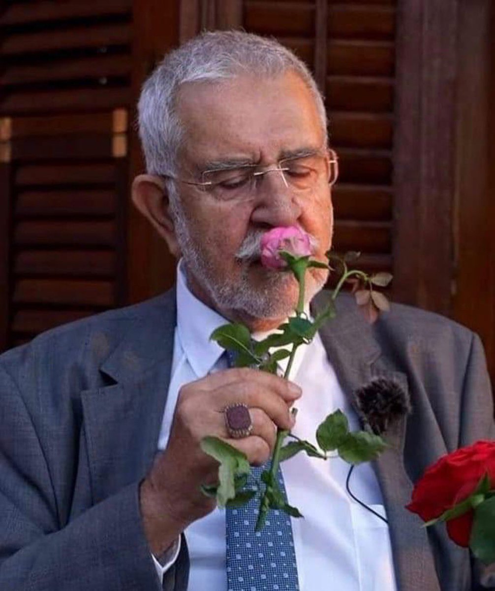 Güzel insan #ÖmerTuğrulİnançer beyefendi rahmet-i Rahman’a kavuştu. 

Rabbinin sevgili bir kulu, ebediyet yurdunun bir eri olarak yaşadı.

İman, ahlak, erdem, şefkat, merhamet ve güzellik yoluna adanmış bir ömür... Cemali de güzeldi, celali de.

Mekanı cennet, makamı âli olsun.