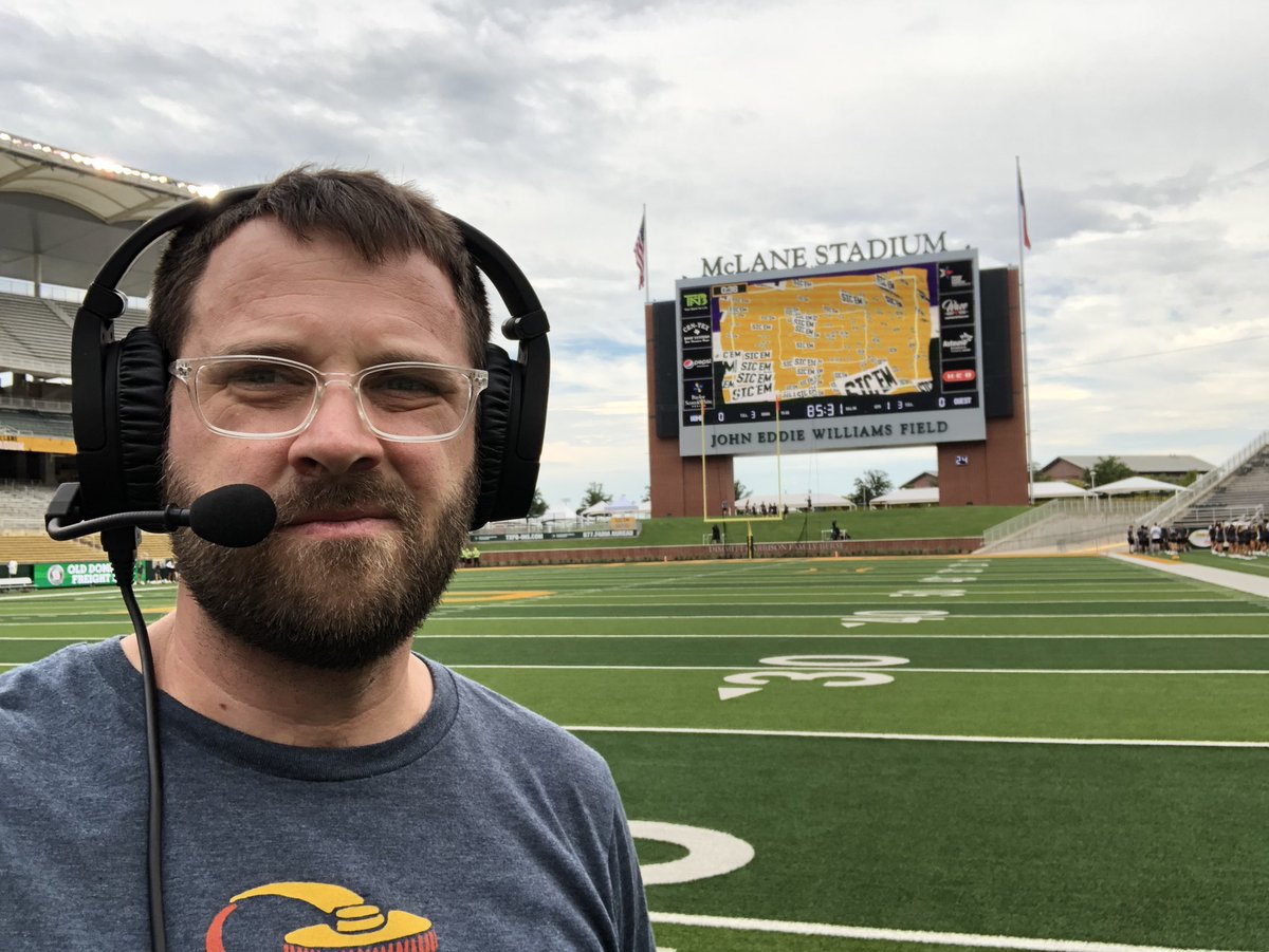 W3ARDstroke5's tweet photo. Head over to my affiliate link supported YouTube review of these sideline ClearCom-701 belt-pack and headsets. Smash that like button. Subscribe for more content. Buy me a cup of coffee. #donkeyface #clickbait https://t.co/caOSOub55v