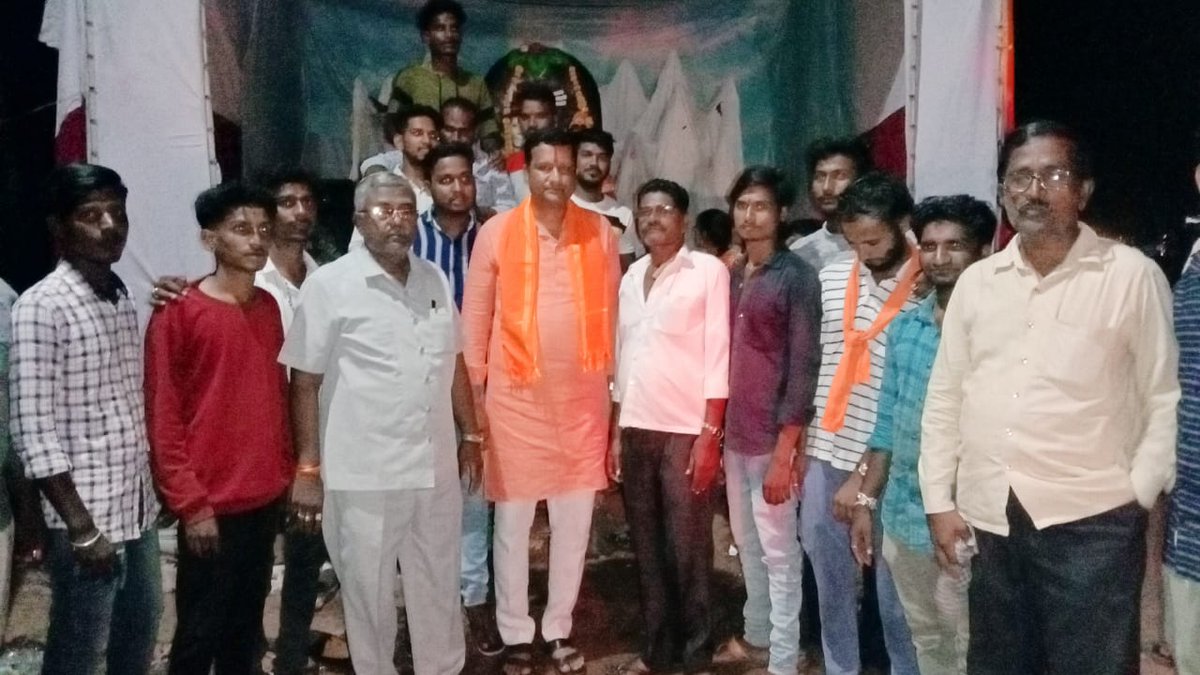 DSP4BJP's tweet photo. ಹುಮಾನಬಾದ ಮತಕ್ಷೇತ್ರದ ಚಿಟ್ಟಗುಪ್ಪಾ ಪಟ್ಟಣದ ವಿವಿಧ ಬದವಣೆಗಳಾದ,ಮಾರ್ಖಂಡೇಶ್ವರ ಗಲ್ಲಿ,ಭಾಸ್ಕರ ನಗರ,ಶುಭಾಶ ಚ���ಕ,ಭೂತಾಳಿ ಗಲ್ಲಿ,ಚಂದ್ರಶೇಖರ ಆಜಾದ್ ಚೌಕ,ಗಣೇಶ ವಾಡಿ,ಸಂಗಣೇಶ್ವರ ಗಲ್ಲಿ,ಬನಶಂಕರಿ ಗಲ್ಲಿಗಳಲ್ಲಿ  ಪ್ರತಿಷ್ಠಾಪನೆ ಮಾಡಿದ ಶ್ರೀ ಗಣೇಶನ ದರ್ಶನ ಪಡೆದುಕೊಂಡು ನಾಡಿನ ಒಳಿತಿಗೆ ಪ್ರಾರ್ಥಿಸಿದೆ.

#ganeshchaturthi2022 https://t.co/KnEr2vChC5