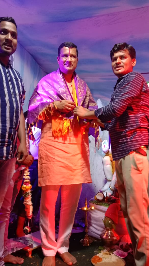 DSP4BJP's tweet photo. ಹುಮಾನಬಾದ ಮತಕ್ಷೇತ್ರದ ಚಿಟ್ಟಗುಪ್ಪಾ ಪಟ್ಟಣದ ವಿವಿಧ ಬದವಣೆಗಳಾದ,ಮಾರ್ಖಂಡೇಶ್ವರ ಗಲ್ಲಿ,ಭಾಸ್ಕರ ನಗರ,ಶುಭಾಶ ಚ���ಕ,ಭೂತಾಳಿ ಗಲ್ಲಿ,ಚಂದ್ರಶೇಖರ ಆಜಾದ್ ಚೌಕ,ಗಣೇಶ ವಾಡಿ,ಸಂಗಣೇಶ್ವರ ಗಲ್ಲಿ,ಬನಶಂಕರಿ ಗಲ್ಲಿಗಳಲ್ಲಿ  ಪ್ರತಿಷ್ಠಾಪನೆ ಮಾಡಿದ ಶ್ರೀ ಗಣೇಶನ ದರ್ಶನ ಪಡೆದುಕೊಂಡು ನಾಡಿನ ಒಳಿತಿಗೆ ಪ್ರಾರ್ಥಿಸಿದೆ.

#ganeshchaturthi2022 https://t.co/KnEr2vChC5