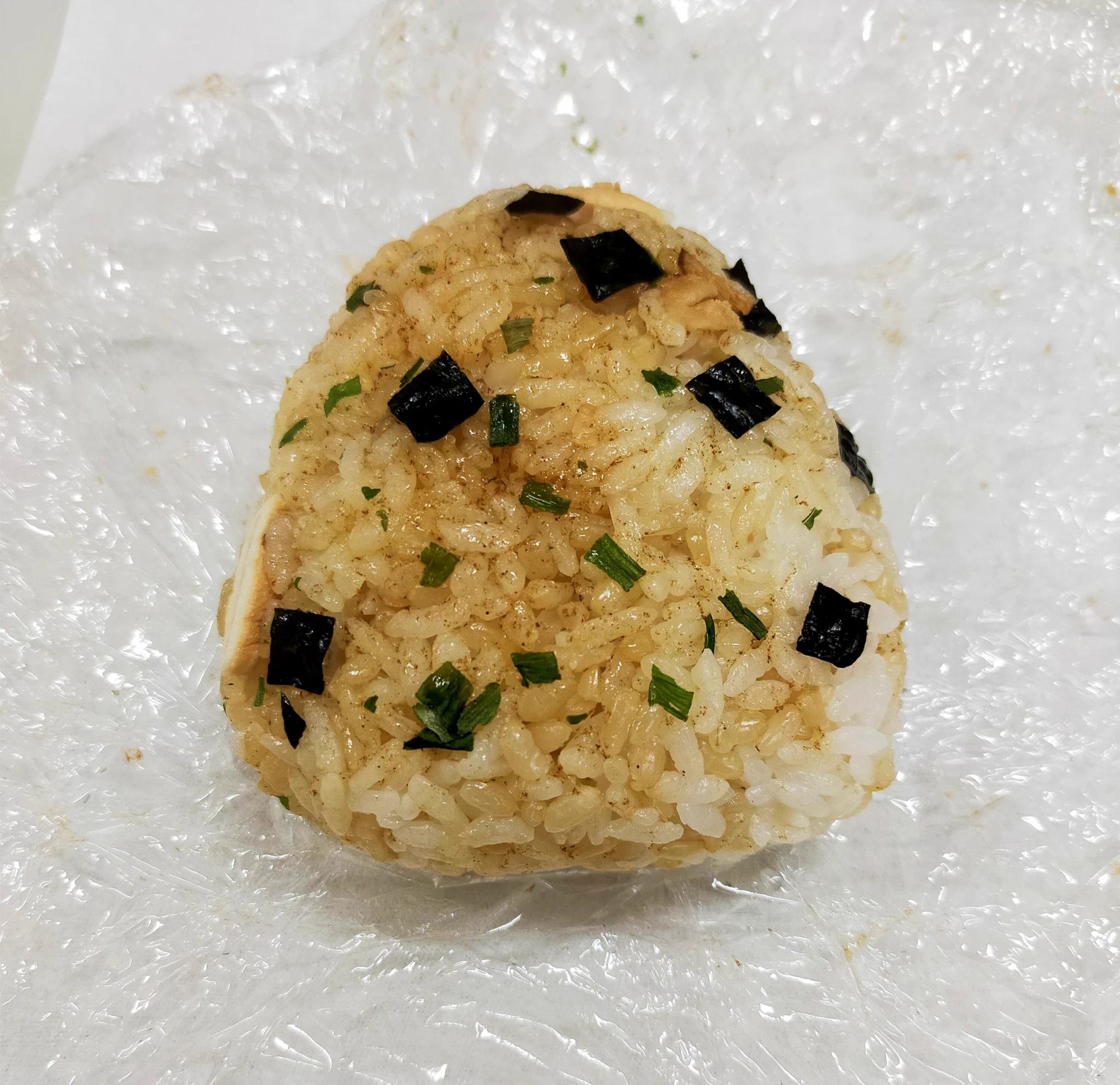 熱々のご飯にお吸い物の素をかけるだけ！簡単で美味しい絶品おにぎりレシピ