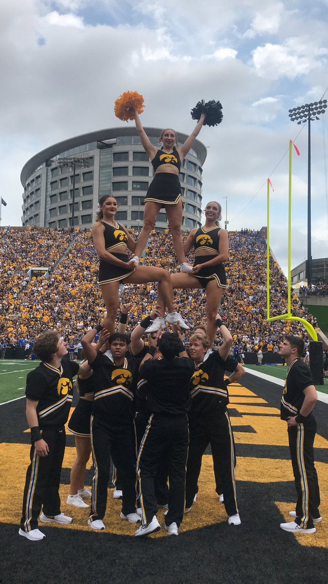 IOWACHEER's tweet photo. Great start to the season #GoHawks https://t.co/N5n5eiaTW7