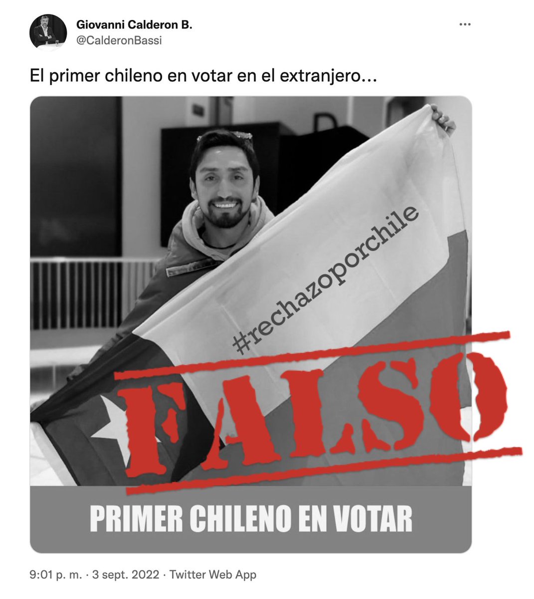 N_PrensaCL's tweet photo. 🔴 FACT-CHECKING: Exdiputado @CalderonBassi (UDI) publicó una fotografía del primer chileno en el extranjero que votó en el plebiscito, mostrando una bandera chilena con mensaje a favor del Rechazo. Sin embargo la imagen está trucada. https://t.co/K76u3pwVKE