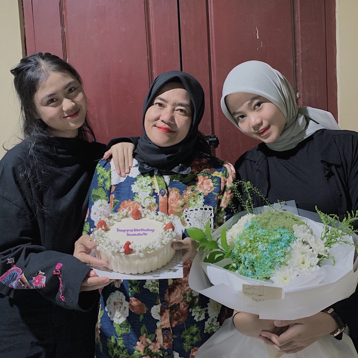 AzmiFarhanF's tweet photo. whenever i’m feeling down there’s always a shoulder I can lean on. 
kalo doa2 bisa gw ibaratin jd seseorang, bunda adalah sosok doa2 gw selama ini. someone who always pray for me and be my prayer. nyokap gw adalah figur yg ga bisa gw pisahin dari perjalanan hidup gw https://t.co/2rVPFH9MQX