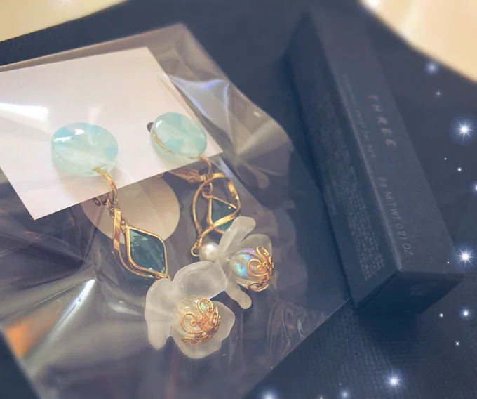 昨日友達から誕生日プレゼントに霊犀調査員イメージアクセ頂いたセンスが神がかりすぎぃ…虹色に光る玉もルカの輝く衣装そのもので本当にしゅごい…ありがとう…ありがとう…… 