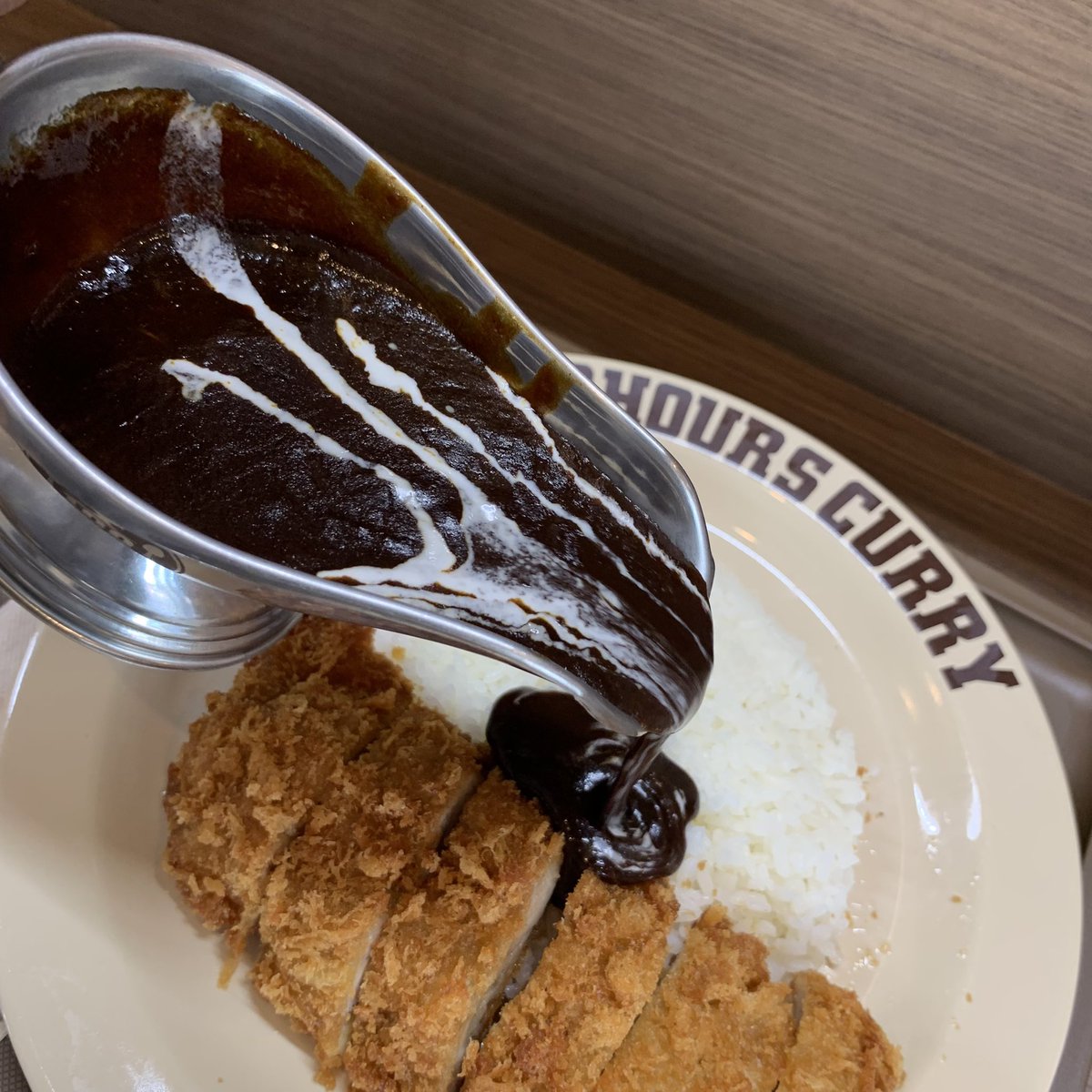 miya_fr514's tweet photo. 仕事の移動で寄った #日本坂PA で #100時間カレー なるものを発見❗️初めて知った😲濃厚で美味でした🍛
#サラメシ #カツカレー #高速PA https://t.co/uS6nm6cTJM