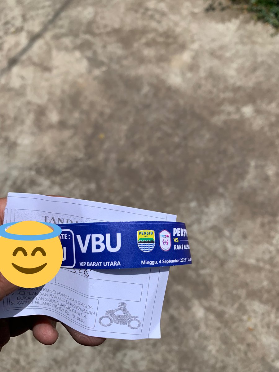 hapisujan's tweet photo. Pertama lagi ke stadion dengan segala kerudetan tiket online kedah dicandak di yonzipur, parkir motor 5rb, jalan jauh lumayan , balik deui ka bojongsoang. Nuhun @teddy_tjahjono @persib abdi moal ngeluh da abdi beunghar, sareng moal masihan masukan karena bapa mah teas 😁 https://t.co/UjGqour3IB