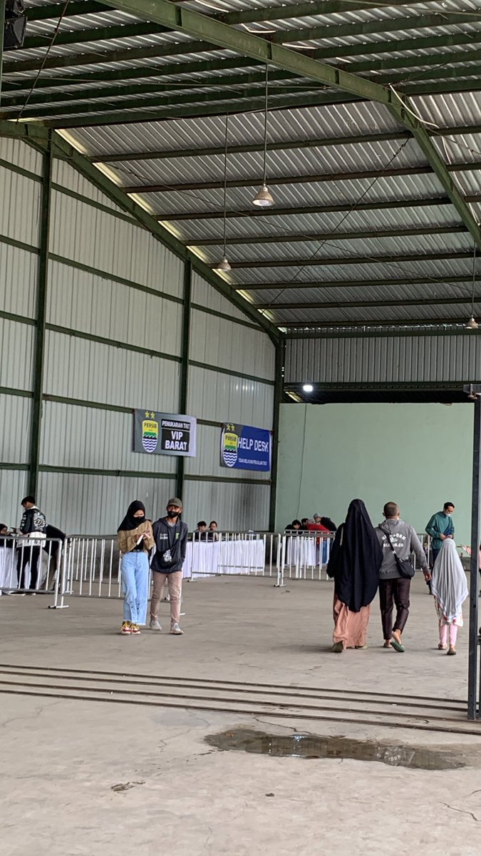 hapisujan's tweet photo. Pertama lagi ke stadion dengan segala kerudetan tiket online kedah dicandak di yonzipur, parkir motor 5rb, jalan jauh lumayan , balik deui ka bojongsoang. Nuhun @teddy_tjahjono @persib abdi moal ngeluh da abdi beunghar, sareng moal masihan masukan karena bapa mah teas 😁 https://t.co/UjGqour3IB