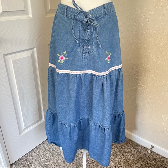 Verasplace1's tweet photo. So good I had to share! Check out all the items I'm loving on @Poshmarkapp #poshmark #fashion #style #shopmycloset #vintage #valentino #thurley: https://t.co/HvFyEGLw7d https://t.co/TqXYABK9kD