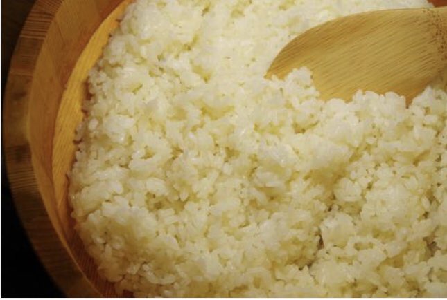 iluv_RM's tweet photo. 今節のベンゼマ🍚
【酢飯】
◇チームのためにシャリになる
◇ヴィニシウスやロドリゴのためにパスを出し、スペースを空けてあげる動きで貢献
◇3年間育てた結果、立派になりました
◇一時期はパス出すなとか言ってたのに、今ではパス出しまくりw
◇ロドリゴの背後でガッツポーズするベンゼマ(ピンボケ) https://t.co/nsT9ZcVLLj