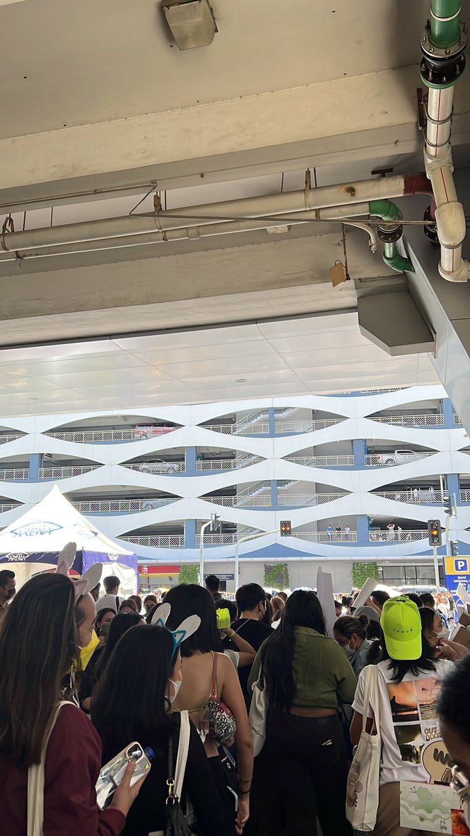 jaedoph's tweet photo. Hi, Jaedoists! If you’re in-line here in front of the tents, please approach us for the banners! https://t.co/4ZgfZjE4aJ