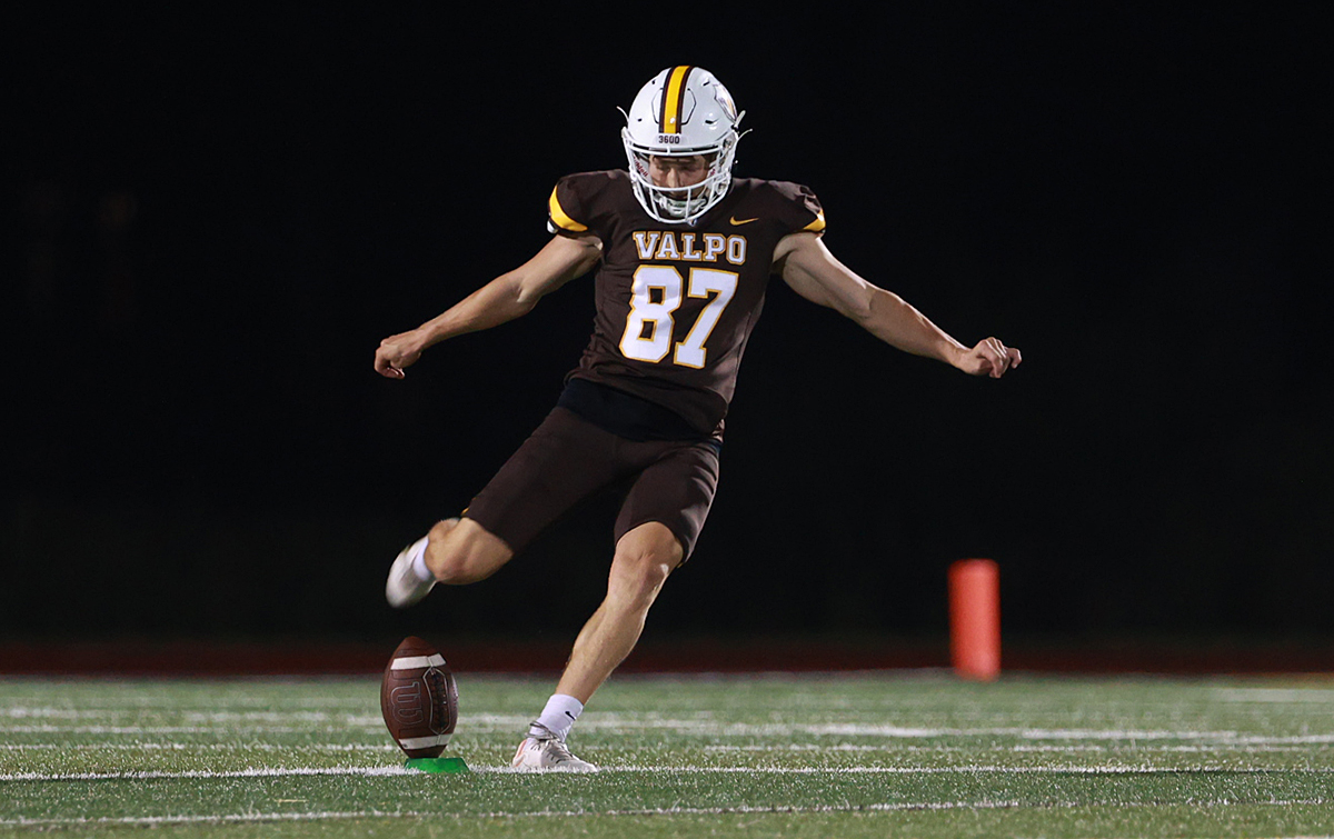 valpoathletics's tweet photo. What a way to start the season, @valpoufootball. 

A large Brown Field audience got the compelling ending it deserved in a 20-17 victory over Indiana Wesleyan. 

📝 ➡️ https://t.co/m6jP7XwPj0

#GoValpo https://t.co/ucn0CRf0YV