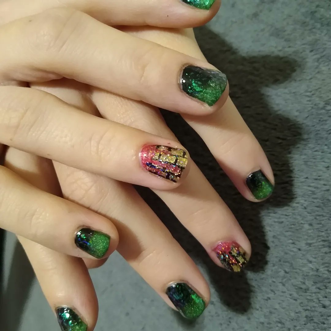 did these for a friend on sleepover girls night Wizard of Oz themed for a dance festival

All products used are @holotaco

#nailart #nailpolish #nailsoftheday #nails #naildesigns #nailvinyls #wizardofoz #dft #holographicnails #glitternails #glitter #dancefestopia #gradientnails