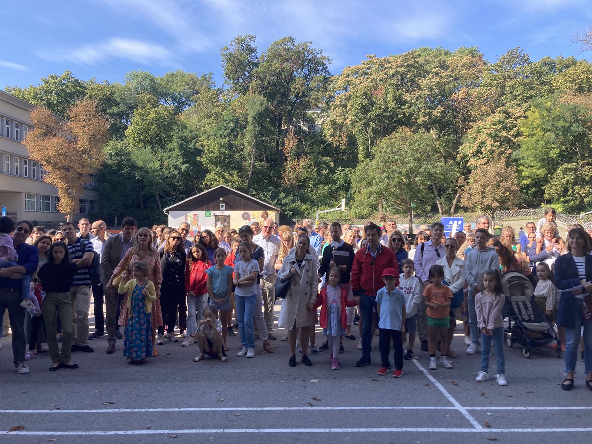 DurandAssouly's tweet photo. Accueil des nombreux parents ce samedi au #lyceefrancaisdevienne sous un soleil magnifique et en présence de nos partenaires dont l‘#UPEL et l‘#APE, l‘#ALFV, l‘#IFA. Un très beau discours en plusieurs langues de M.@philippesutter4 Conseiller culturel! 🇫🇷🇦🇹🇪🇺@aefeinfo https://t.co/7iRCe7iZED