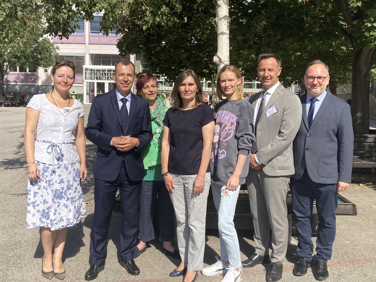 DurandAssouly's tweet photo. Accueil des nombreux parents ce samedi au #lyceefrancaisdevienne sous un soleil magnifique et en présence de nos partenaires dont l‘#UPEL et l‘#APE, l‘#ALFV, l‘#IFA. Un très beau discours en plusieurs langues de M.@philippesutter4 Conseiller culturel! 🇫🇷🇦🇹🇪🇺@aefeinfo https://t.co/7iRCe7iZED