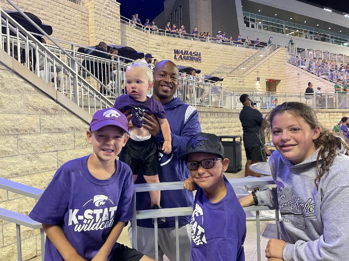 chadlindsley's tweet photo. As great of an athlete @TDLockett12 is, he is even a better class act! My daughter Abby was thrilled to get a picture with him along with her cousins. I am pretty sure Abby is now a big @Seahawks fan because Lockett took a minute for her. Ring of Honor was well deserved! #respect https://t.co/1St85dYHza
