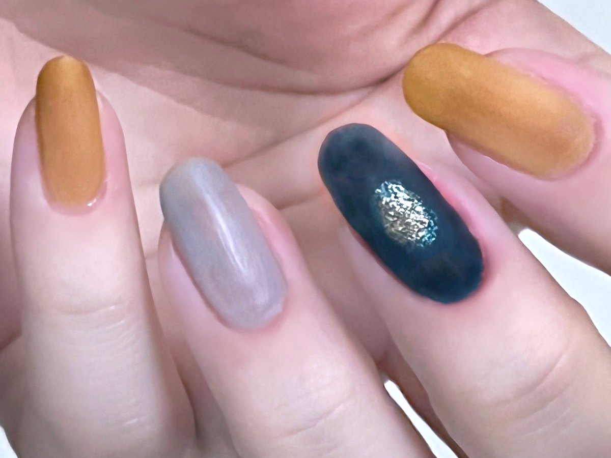 _723can's tweet photo. rom&amp;nd 11 CLOUD MATTE
rom&amp;nd 10 DUSK NAVY
rom&amp;nd 05 DEEP AQUA
TONE DROP 012 BABY FOX
uka color base coat zero 4/0
ZOYA ZP698 TOMOKO

硝子窓の向こうで秋が色めく

#今日のネイル 
#セルフネイル https://t.co/adVaUMrSTV