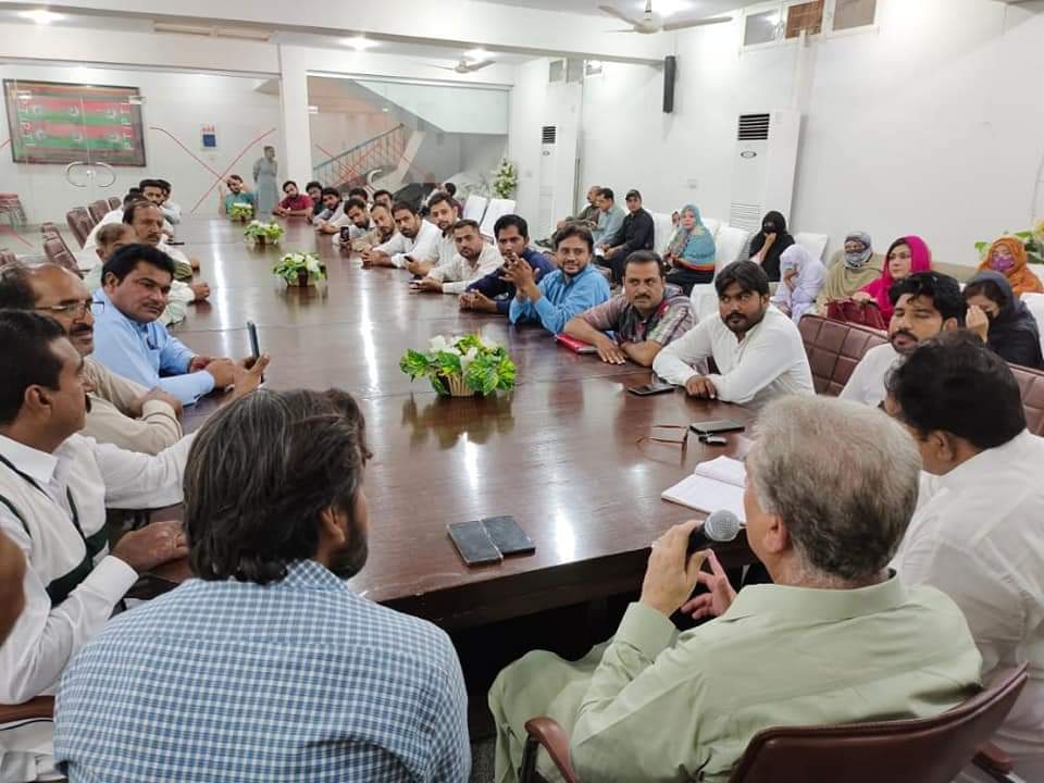 khurram7733's tweet photo. مخدوم شاہ محمود قریشی کی زیر صدارت ٹائیگر فورس کا اجلاس۔ 
اجلاس میں ٹائیگر فورس سے تعلق رکھنے والے نوجوانوں اور خواتین کی شرکت۔ 
مخدوم شاہ محمود قریشی کی این اے 157 ضمنی الیکشن اور چیئرمین عمران خان کے ملتان جلسہ کے حوالے سے گفتگو۔

#NA157 #Multan #BallayPeThappa https://t.co/XWQ4Bl0RpE