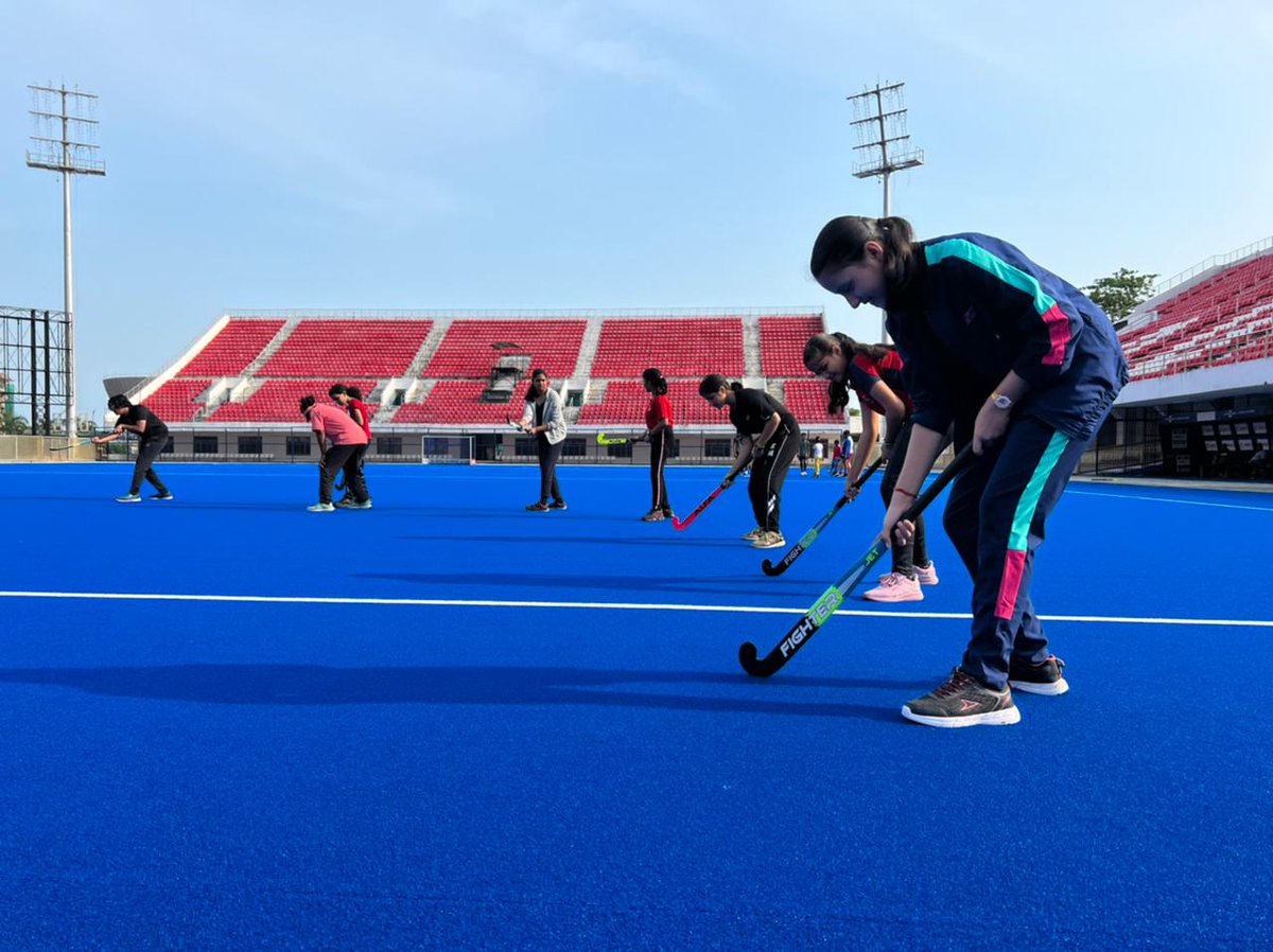 𝗙𝗶𝗿𝘀𝘁 𝗟𝗼𝗼𝗸 !! 

The first practice session of the kids is at full swing at #KalingaStadium under the #PayandPlay initiative by DSYS.