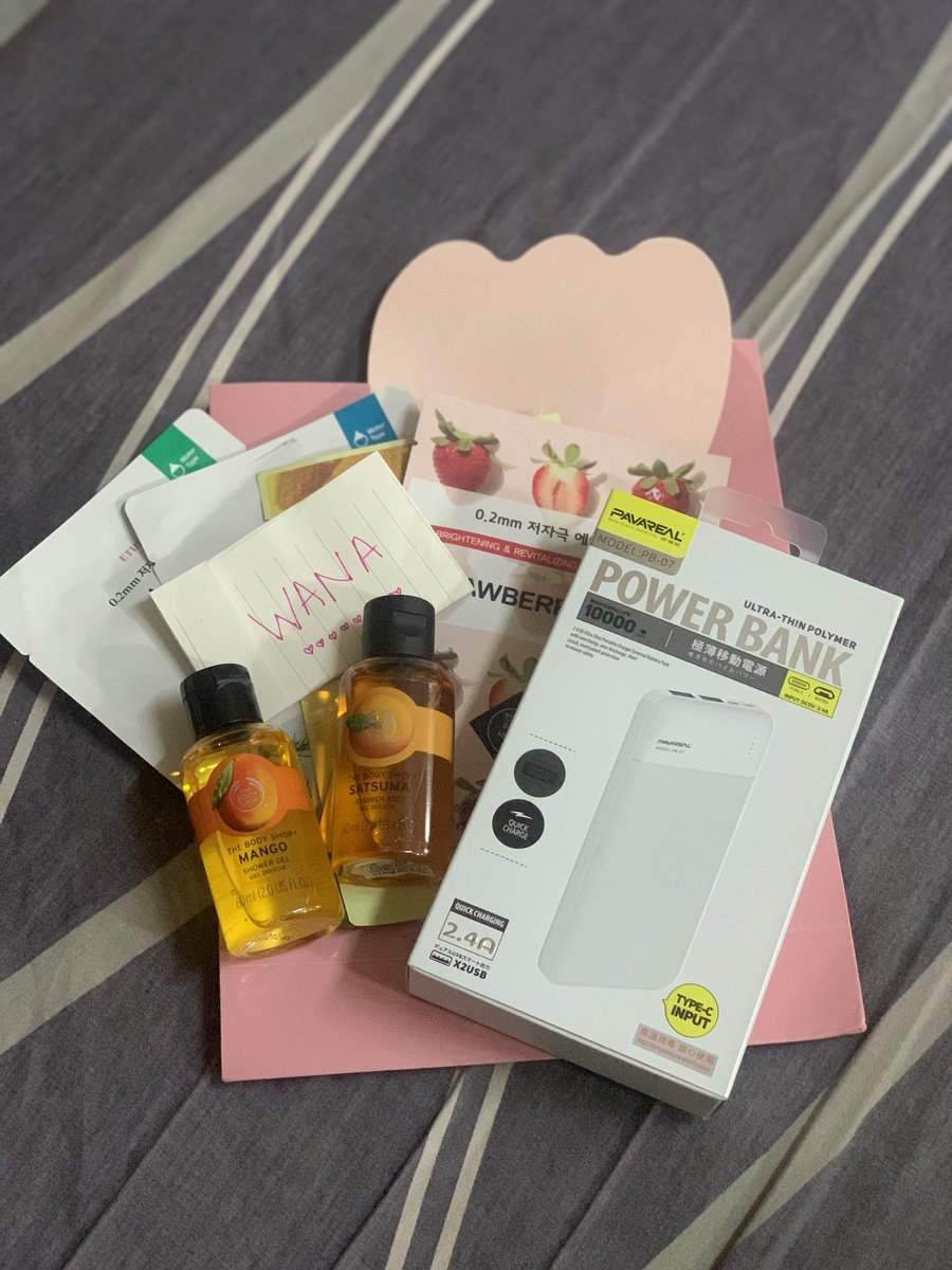 haeshwana's tweet photo. Was supposed to unbox my #KindBoxProject #KBPMerdeka2022 on 31 August but i was kinda sick so here we goooo😍 Late unboxing but I freaking love my gift from my lucky anonymous person and also thanks @puteriarchy for hosting this project, it was fun 😍✨❤️ https://t.co/zeZxvPcCny