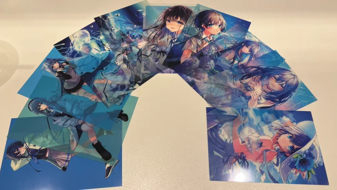 グッズのクリアカードめちゃくちゃ綺麗で飾らないと勿体ないなぁこれは。これはいい 