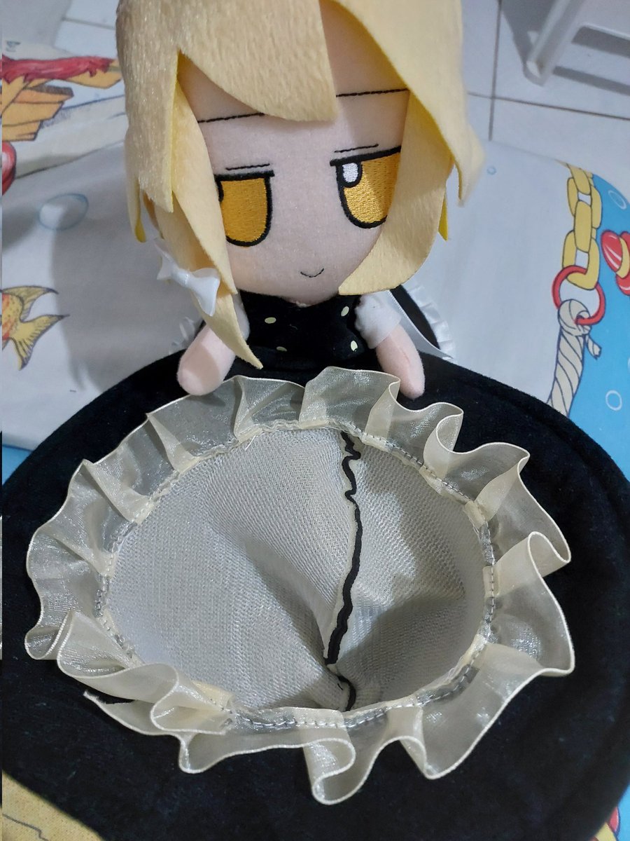 CrocheReimu's tweet photo. Marisa is too stiff (and her arms too short) to be polite, so she's asking for your money instead
Inside the hat please~ https://t.co/nwDQWUZnYu