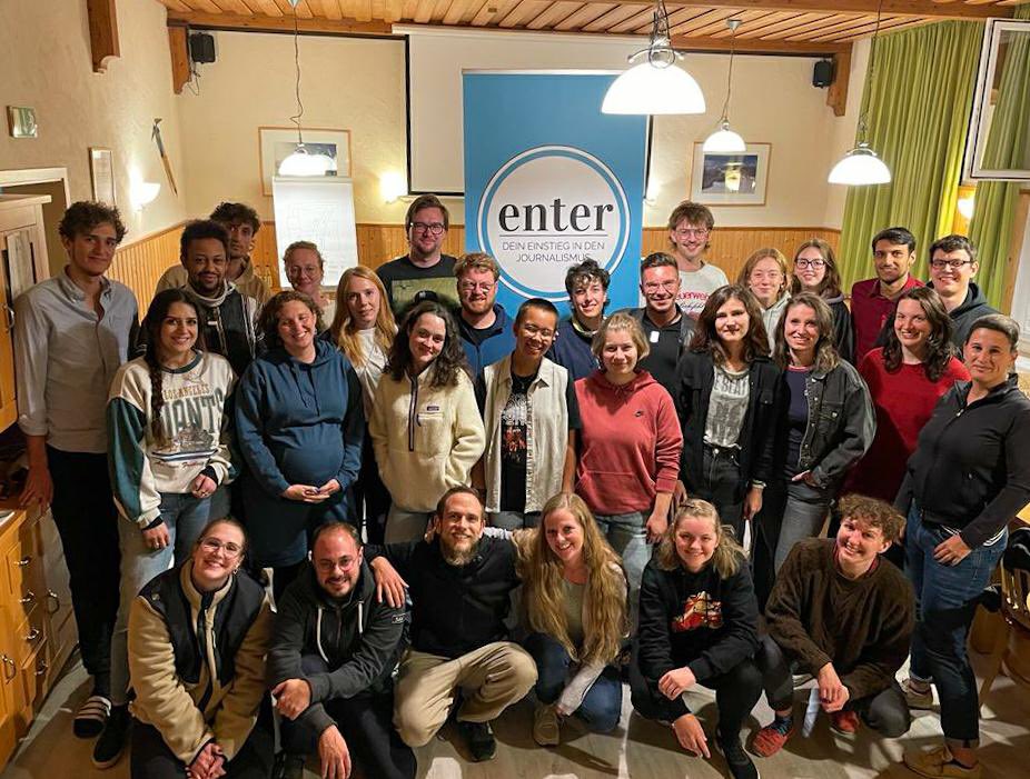 sa_heuwinkel's tweet photo. Jahreshauptversammlung + Ehemaligenabend @EJournalismus #Sauerland 📸🤳⌨️
9 Tage mit Trainings zu #SocialMedia #Texten #Recherche #mobileReporting #Interview
#Enter22 dem aktuellen Kurs viel Erfolg!
Mega Dank dem grossartigen Leitungsteam
https://t.co/u0FwdQmUTB https://t.co/pnydvdUo1U