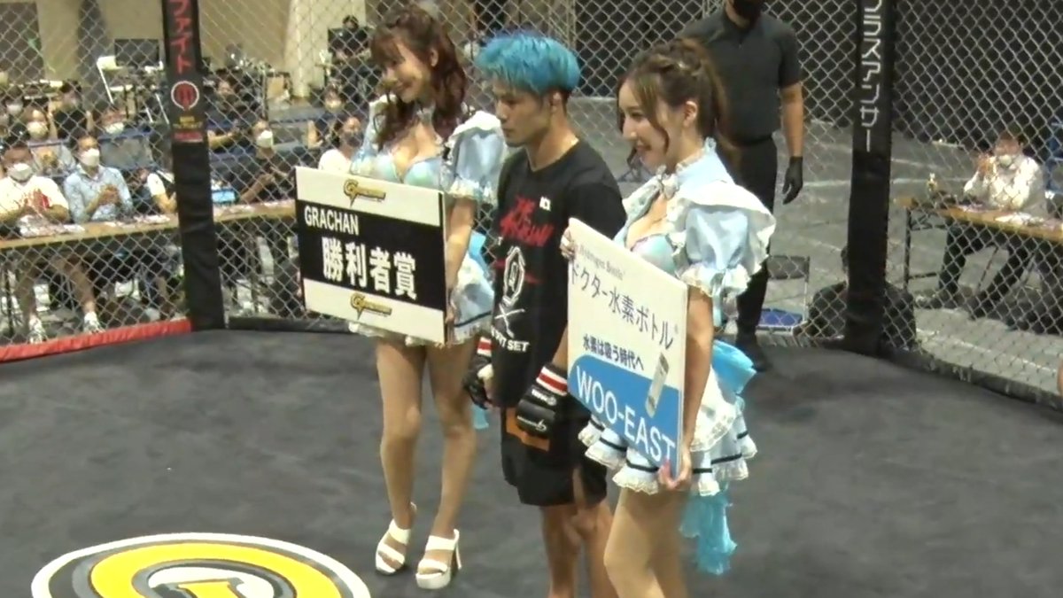 MMA_JAPAN1's tweet photo. #GRACHAN57■第7試合 フライ級 5分2R
松井斗輝(パラエストラ柏)
二ノ宮徳昭(クロスワンジム湘南)

松井選手、序盤にいきなりとんでもない右ストレートをかましてバックポジションも取って判定勝利！
二ノ宮選手も右フックで盛り返して、プロ4戦目のホープにベテランをブツけるマッチメイクは好勝負✨ https://t.co/daRJ8NgSfH