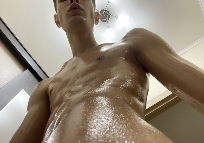 Hi solo stream now https://t.co/UFXKOYjUtN https://t.co/fpHfJbRo7F