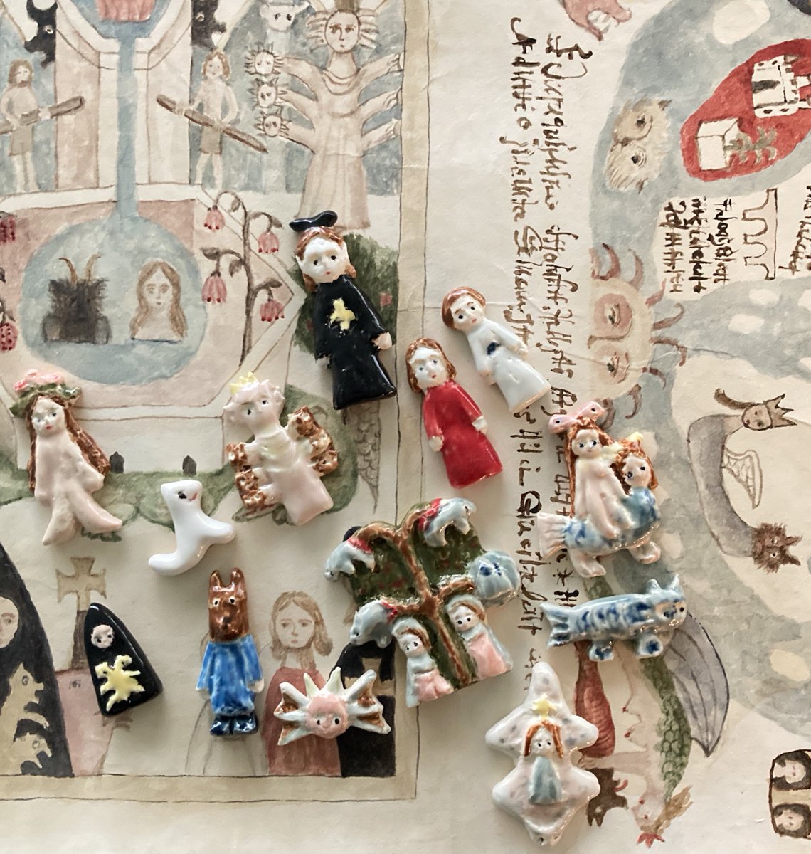 kyokusen_8's tweet photo. 『アーサー・マンデヴィルの不合理な冒険』原画展では、登場人物？たちをかたどったフェーブ（ガレット・デ・ロアのなかに忍ばせる親指大ほどの陶器の人形）も展示しています。ぜひご覧ください🌟
(販売もしています!) https://t.co/PUEgA9HeDg