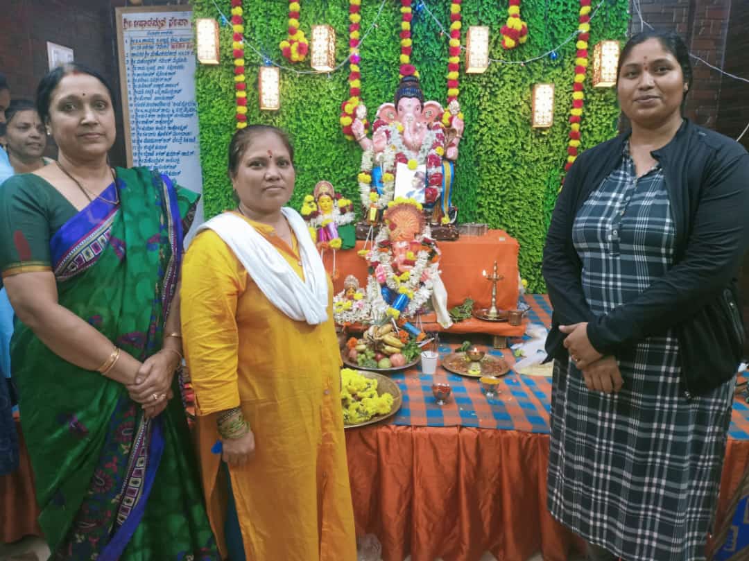 snpkarnataka's tweet image. ಸೋದರಿ ನಿವೇದಿತಾ ಪ್ರತಿಷ್ಠಾನ 
ಚಿಕ್ಕಮಗಳೂರು

ನಗರದ ಮಾರ್ಕೆಟ್ ರಸ್ತೆಯ ಗಣೇಶೋತ್ಸವದ ಕಾರ್ಯಕ್ರಮದಲ್ಲಿ ಸಾವರ್ಕರರ ಪರಿಚಯ ಮಾಡಿಕೊಡಲಾಯಿತು. ಸಾವರ್ಕರ್ ಅವರ ಸ್ವಾತಂತ್ರ್ಯ ಹೋರಾಟದ ಇತಿಹಾಸದ ಬಗ್ಗೆ ತಿಳಿಸಿಕೊಡಲಾಯಿತು. ಹಾಗೂ ವೀರ ಸಾವರ್ಕರ್ ಪುಸ್ತಕಗಳನ್ನು ತಲುಪಿಸಲಾಯಿತು. 

#sarWARkar
#ವೀರಯೋಧ
#JoinSNP

facebook.com/70894693584890…