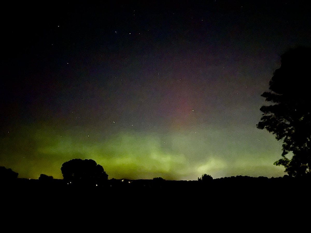 The #AuroraBorealis is dancing now over Lake Minnewashta in Chanhassen, Minnesota.