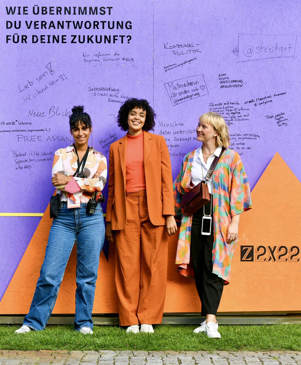 Özlem, <a href="/amnafranzke/">Amna Franzke</a>, ich und 50 andere Kolleg:innen <a href="/zeitonline/">DIE ZEIT</a> waren gestern busy — Verantwortung für unsere Zukunft übernehmen. Wie? Wir haben <a href="/z2xfest/">z2xfest</a> 8 Stunden 800 jungen Menschen mit Ideen zugehört. Fragen gestellt. Neues gelernt. Danke #Z2X22! Heute um 11 Uhr startet Tag 2.