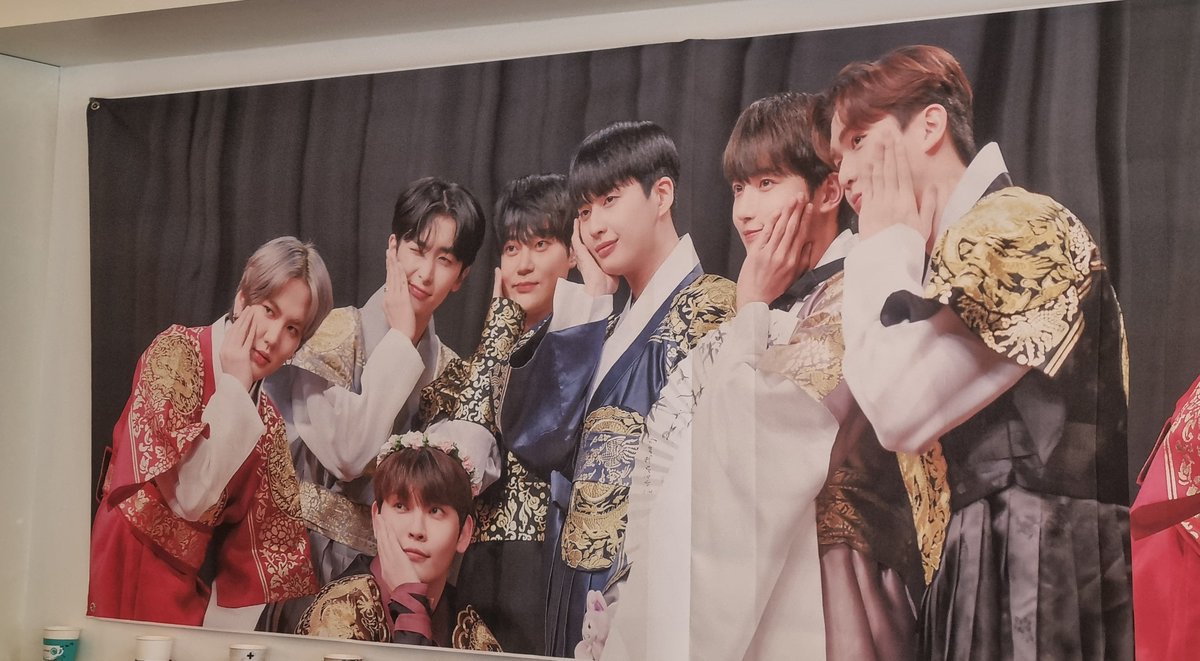 nihang0910's tweet photo. ☆커피씨

특전 포카 사진 펼쳐보자마자 어휴 잘컸다 라는 말이 절로ㅠㅠㅠ
구석구석 너무 예쁜카페 감사합니다
#업텐션7주년축하해 https://t.co/rAkGuo8Jaf