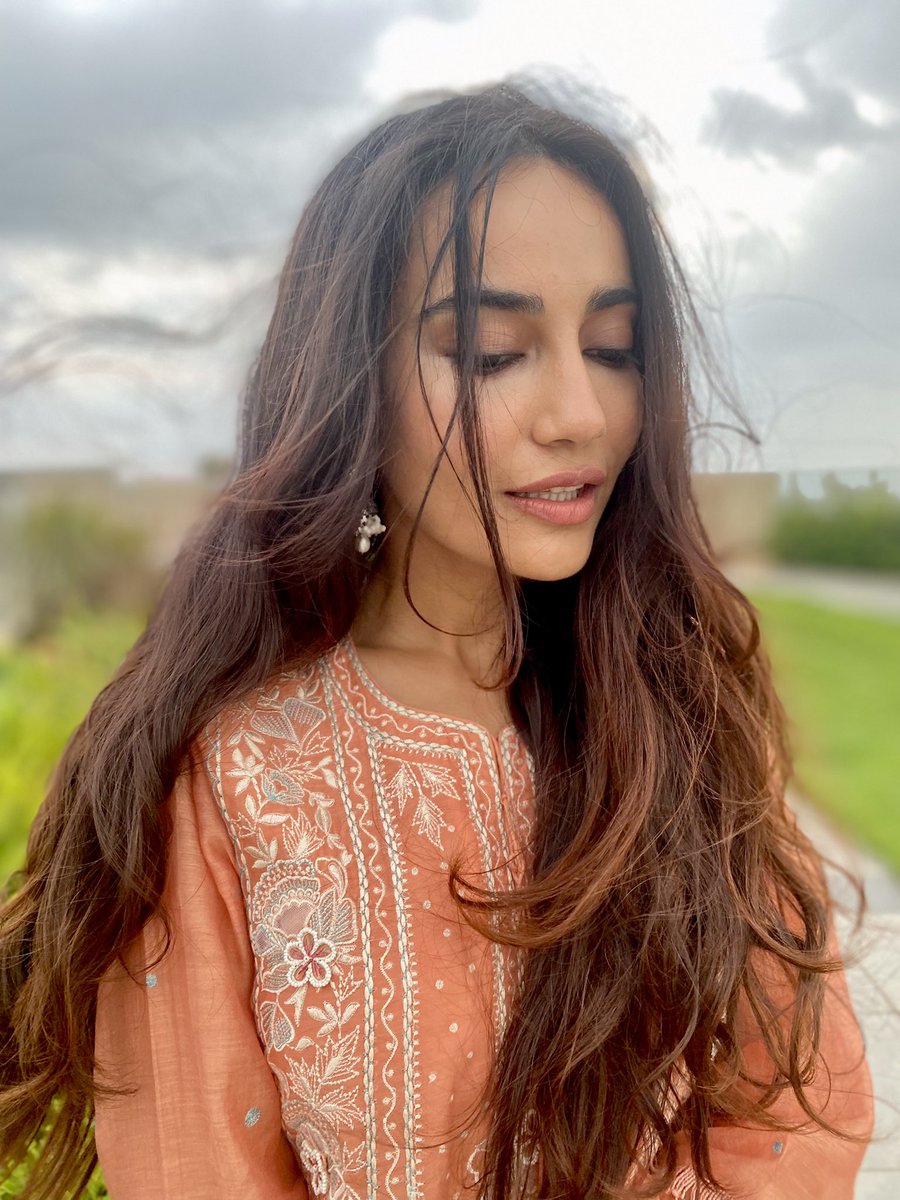 SurbhiJtweets's tweet photo. What's happening my lovely people??? https://t.co/pQ5FABB9U5