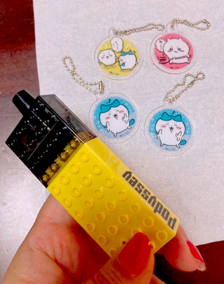 senbei8989's tweet photo. こんばんは🌃
友の影響でちいかわのLINEスタンプ買ったんだけど、とても可愛くてすっかり虜に💕しかし妹からは画像の様に華麗にスルーされた😭
今回は近所でキーチェーンも買ってみた。全12種あるらしい☺️
かわえ〜な〜。コンプして〜な。色禿げさせない様にラミネートしよう!!
#ちいかわ
#Podyssey https://t.co/IP4X05P9Ew
