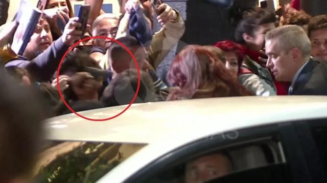 ‼️ #Argentina 🇦🇷: En peligro las "pruebas fundamentales" del ataque a Kirchner.

👉Las huellas del atacante no aparecen en el arma🔫

👉 Su jefe de seguridad se ausentó en el momento del atentado 👮‍♂️ 

👉 El teléfono del atacante habría sido formateado  📵

electomania.es/argentin4sep22