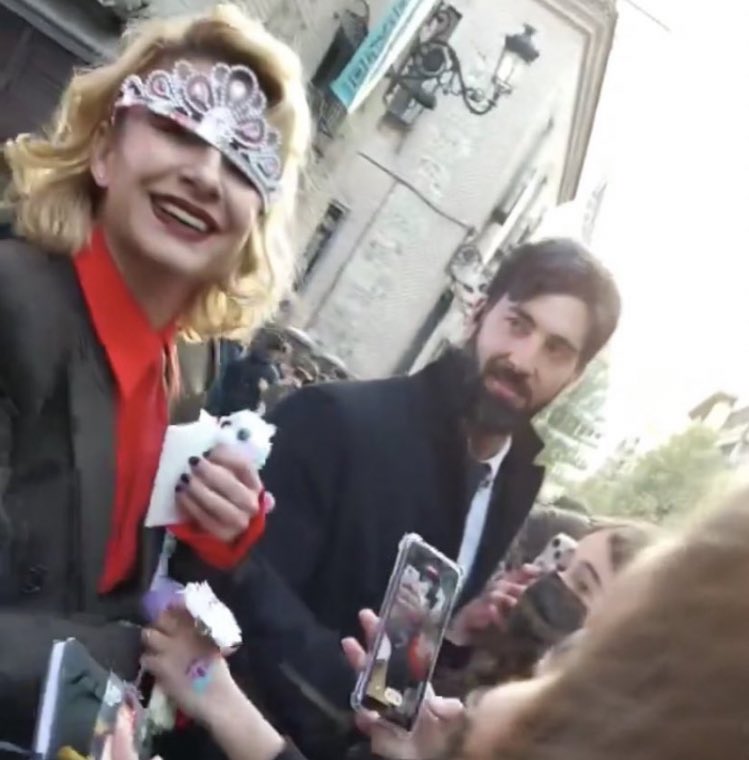 elfodlinfierno's tweet photo. existe alguien más puro con sus fans que esta personita de aquí? si esq como pa no quererla the love you give it to me the love i give it to you back again❤️🩹 #najwanimri #VeniceFilmFestival #venecia #nimrirandom #najwateamo https://t.co/D9157MYRsF