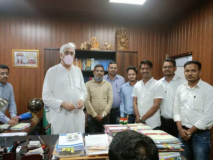 माननीय मुख्यमंत्री <a href="/bhupeshbaghel/">Bhupesh Baghel</a> सर आपका कहना है, <a href="/RahulGandhi/">Rahul Gandhi</a> जी सबके लिए सोंचते हैं ये <a href="/INCIndia/">Congress</a> के समर्थकों का कहना है मगर उनको और सबको धोखा उनके समर्थक ही दे रहे हैं।

छत्तीसगढ़ की हालात देख लीजिए 10 दिन में अनियमित कर्मचारियों को नियमित करनें का वादा आखिर कहाँ गया???