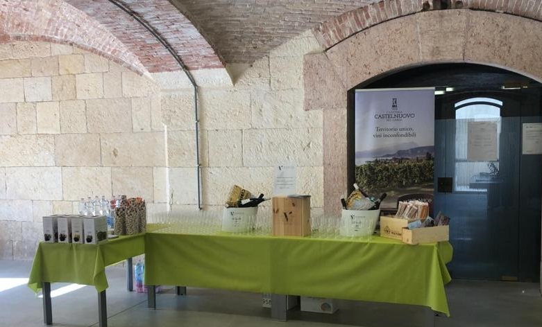 ASELE_ELE's tweet photo. Nuestro agradecimiento a las Bodegas #Vitevis @CANTINACASTEL58, en especial a Lavinia Raccanello y Laura Vizzari, por ese delicioso brindis final, broche de oro de #ASELE2022, un congreso para recordar siempre. Grazie per la vostra gentilezza, ve ne siamo estremamente grati! https://t.co/4Xh8KTz51p