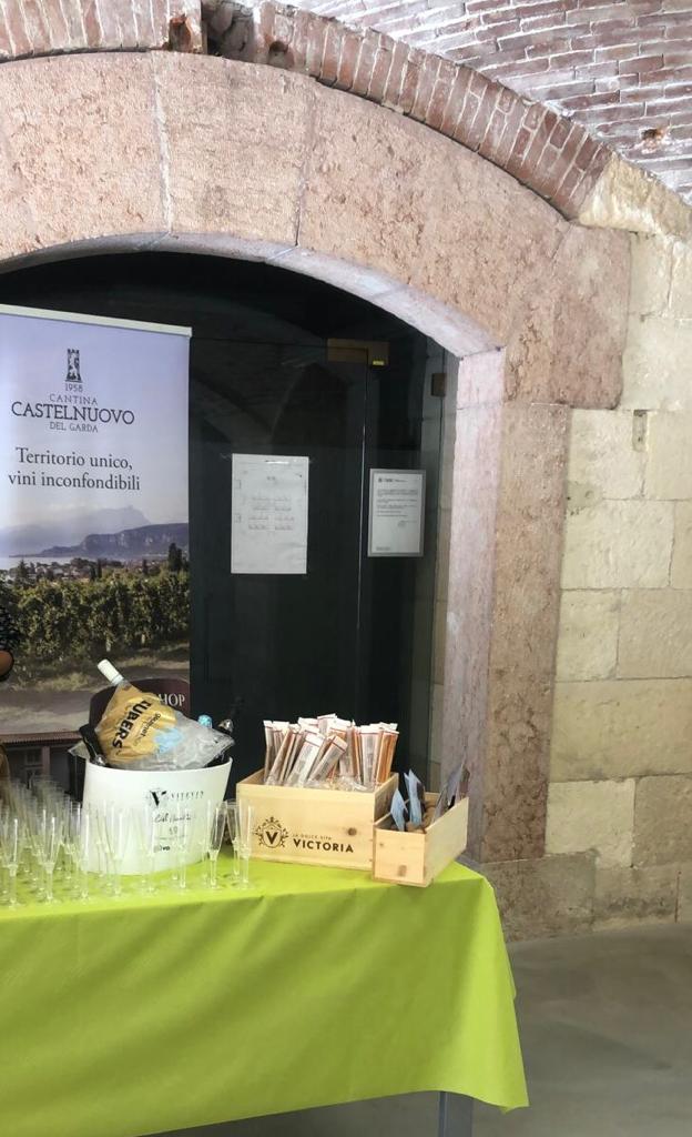 ASELE_ELE's tweet photo. Nuestro agradecimiento a las Bodegas #Vitevis @CANTINACASTEL58, en especial a Lavinia Raccanello y Laura Vizzari, por ese delicioso brindis final, broche de oro de #ASELE2022, un congreso para recordar siempre. Grazie per la vostra gentilezza, ve ne siamo estremamente grati! https://t.co/4Xh8KTz51p