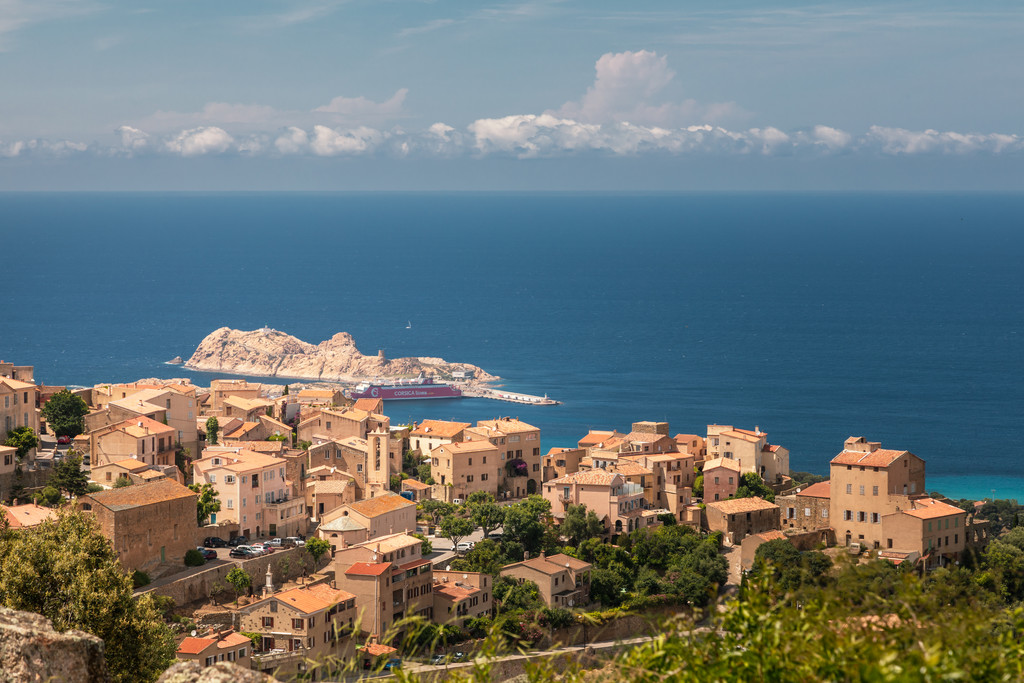 Its Sea View Sunday Again...👏 
From our Balagne collection - the wonderful villa A Pinarella commands a super sea view 📸 
She is also a very beautiful place to spend your holiday...Take a look at the rest of the villa too: bit.ly/3ejyayM